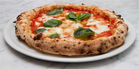 foto di una pizza napoletana classica con basilico