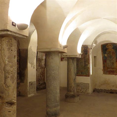 Interno della cripta di Santa Martina con marmi policromi