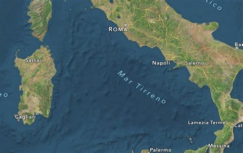 Immagine del mare Ionio e Tirreno con onde