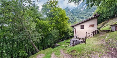Foto dell'Eremo dei Santi Benigno e Caro immerso nel bosco del Monte Baldo
