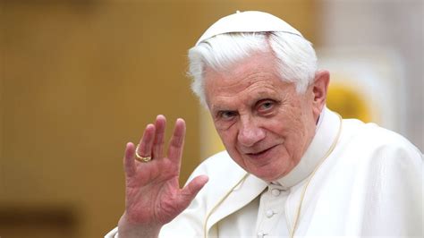 Benedetto XVI in abiti papali mentre parla