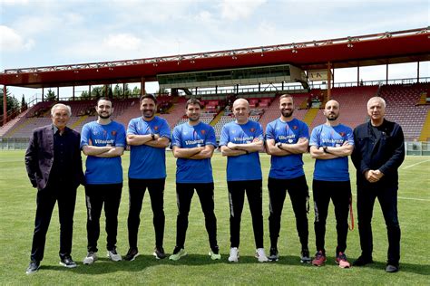 Foto di gruppo della dirigenza e dello staff tecnico del Bernardin Aurora Redentore Volley