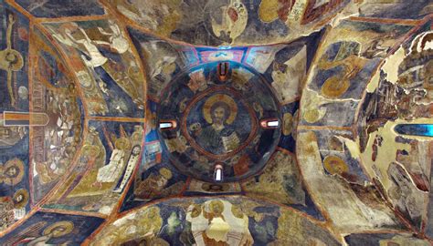 Primo piano degli affreschi della Chiesa di Boyana che mostrano i volti dettagliati e le espressioni