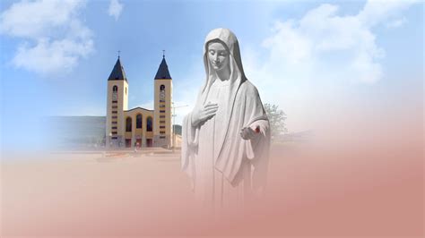 Veduta panoramica del santuario di Medjugorje, con la chiesa di San Giacomo