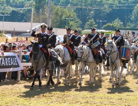 Fanfara del 4° Reggimento Carabinieri a cavallo durante la festa a Bracciano