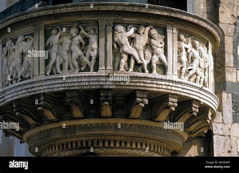 Foto ravvicinata dei rilievi del Pulpito di Prato
