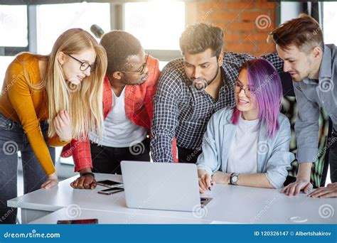 Un gruppo di persone che lavorano insieme in un progetto di volontariato