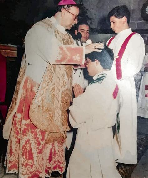 Foto di un giovane Silvano Tomasi in abito sacerdotale durante gli anni della sua ordinazione
