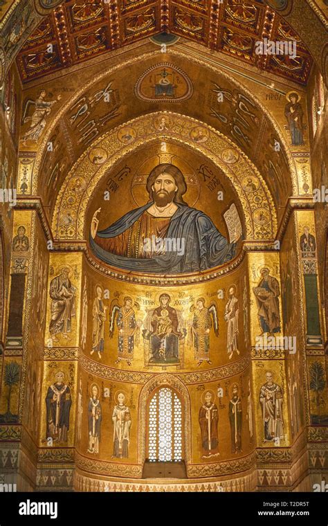 Interno della Cattedrale di Sant'Isacco con stucchi dorati e mosaici