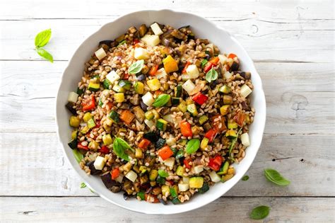 Insalata di farro con pomodoro fresco e basilico per l'estate