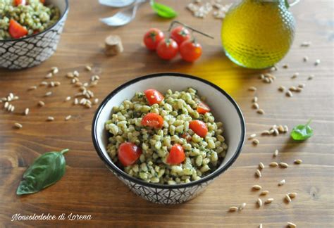 Insalata di farro con pesto e pomodorini freschi