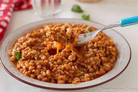 Piatto di farro caldo con pomodoro, basilico e olive taggiasche