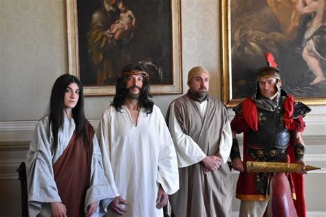 Scena della Via Crucis in costume con molti figuranti