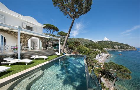 Foto di una villa con vista mare ad Acireale