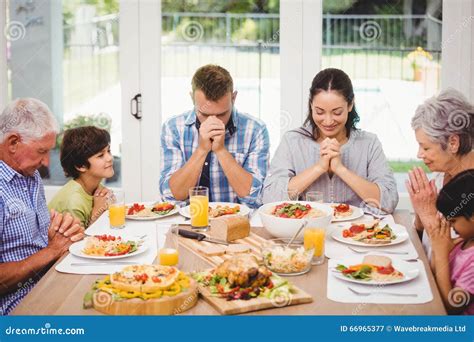 Una famiglia che prega insieme in casa