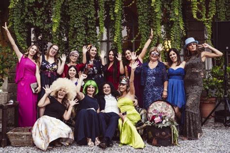 Foto di gruppo di femminielli in abiti tradizionali o festivi durante il pellegrinaggio
