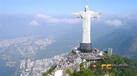 Vista panoramica del Cristo Redentore di Rio de Janeiro sul monte Corcovado