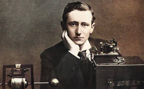 Guglielmo Marconi nel suo studio durante l'attivazione del Cristo Redentore