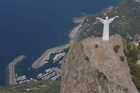 Vista aerea del Cristo Redentore di Maratea sul Monte San Biagio