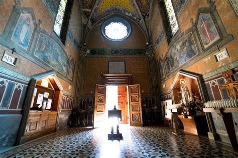 Interno affrescato del Santuario di Montepaolo