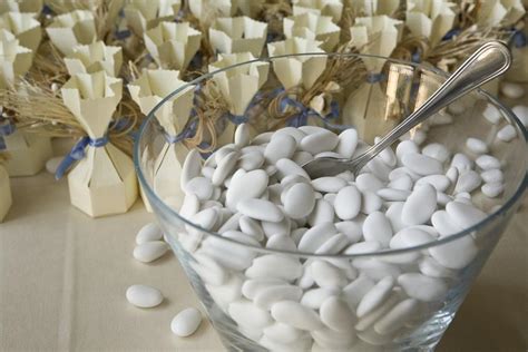 Immagine che mostra confetti bianchi disposti in numero dispari all'interno di un sacchettino per bomboniera.