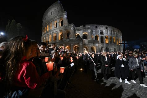 Foto della Via Crucis a Roma con i partecipanti del Sinodo Amazzonico