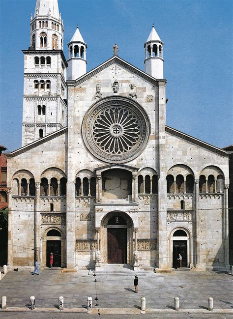 Fotografia della facciata della chiesa con il portico e il campanile