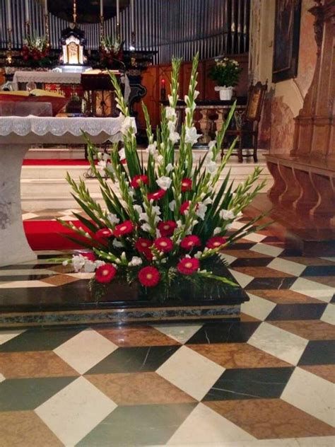 Composizione floreale invernale per Cresima con elementi naturali e fiori a tonalità fredde