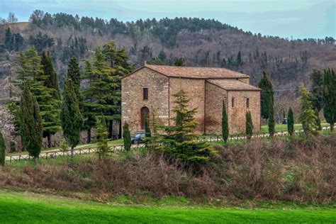 Panorama della Pieve di Montesorbo immersa nel verde