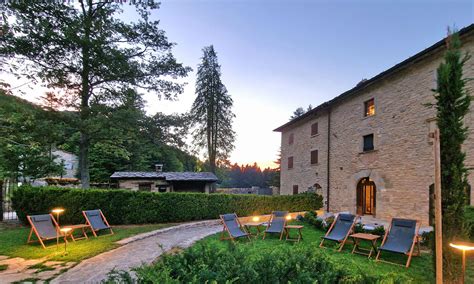 Immagine suggestiva dell'Eremo di Sant'Alberico immerso nella foresta