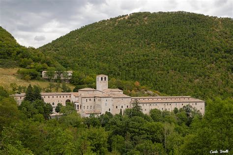 Vista panoramica del Monastero di Fonte Avellana immerso tra le montagne