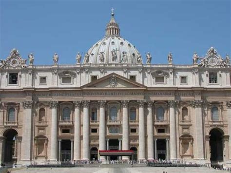 Foto della facciata della Basilica di San Pietro con i ritratti dei nuovi santi durante una canonizzazione
