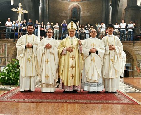 Foto di gruppo di sacerdoti e vescovi durante un evento religioso