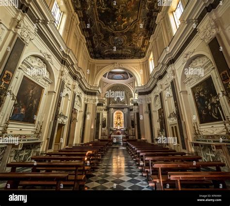 Interno della Chiesa della Madonna del Carmine a Roverchiaretta con dettagli degli affreschi e della cupola