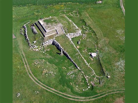 Veduta aerea del complesso archeologico di Monte d'Accoddi