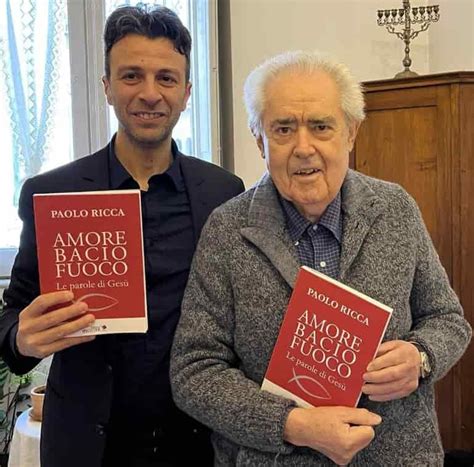 Ritratto di Paolo Ricca in atteggiamento riflessivo, con una Bibbia in primo piano
