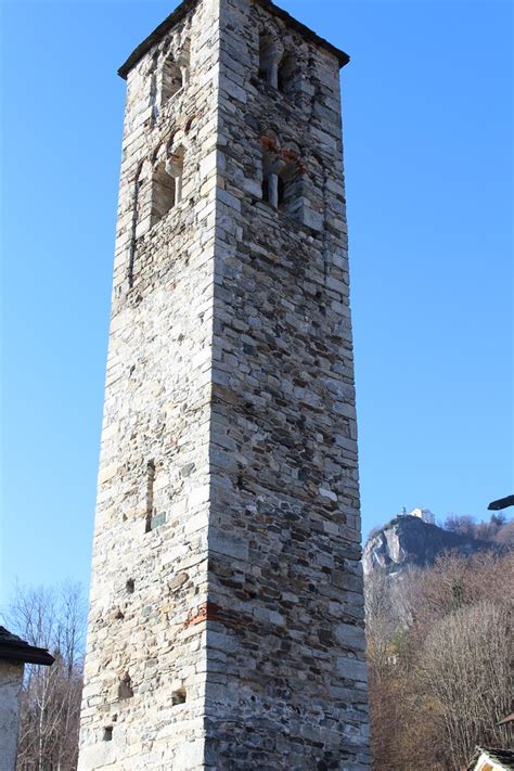 Foto storica del nuovo campanile della chiesa di Pella