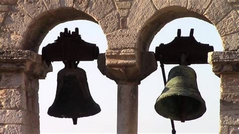Infografica con la cronologia delle campane della chiesa di Pella