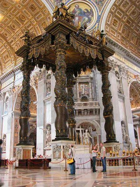 Il Baldacchino di San Pietro e l'Altare Papale nella Basilica di San Pietro in Vaticano