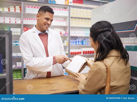 Volto sorridente di un farmacista che parla con un cliente