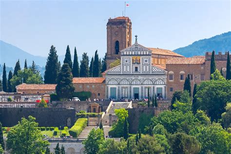 Foto panoramica della Basilica di San Miniato al Monte al tramonto, simbolo di Firenze