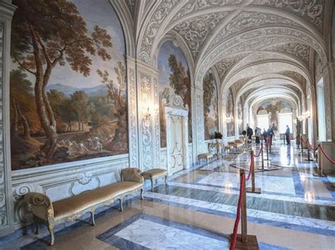 Interno del Palazzo Apostolico di Castel Gandolfo, con la Galleria dei ritratti dei Pontefici