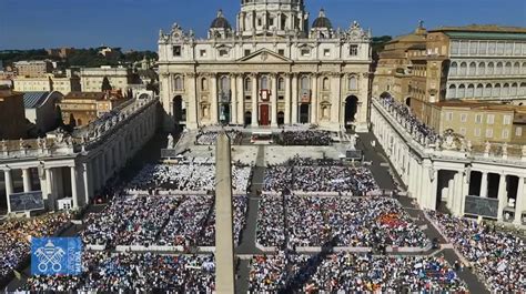 Canonizzazione di San Carlo Acutis in Piazza San Pietro con il Papa e i fedeli