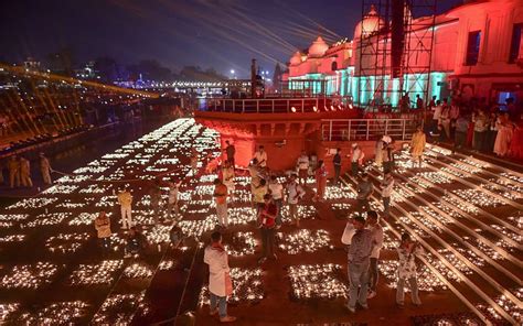 Cerimonia del Diwali con luci e offerte