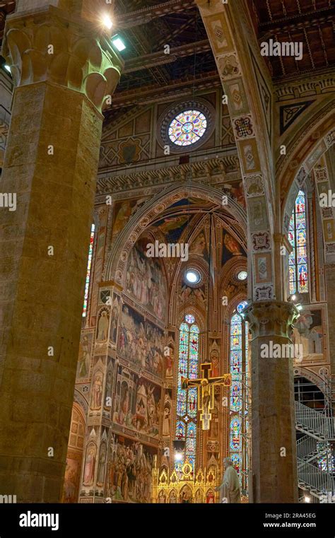 Interno della Parrocchia con altare maggiore e affreschi della cupola