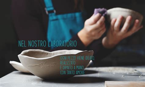 Marisa Galli al lavoro in un laboratorio di ceramica, sorridente.