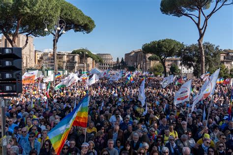 Foto di persone che partecipano a un evento di musica e parola durante la Quaresima