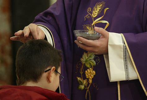 Immagine del rito dell'imposizione delle ceneri da parte di Papa Francesco