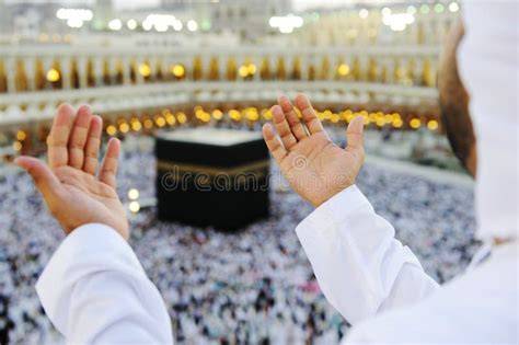 Musulmani che pregano in congregazione verso la Kaaba