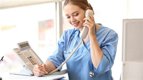 Persona che telefona per prenotare una visita medica
